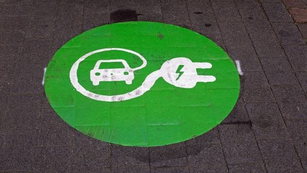 El gobierno estudia suprimir los impuestos para los autos eléctricos