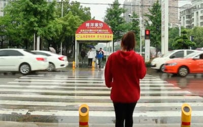 China: así funciona el semáforo que moja a los peatones que cruzan en rojo