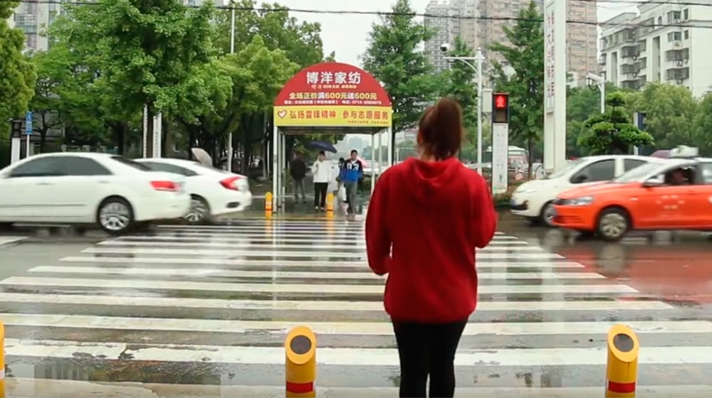 China: así funciona el semáforo que moja a los peatones que cruzan en rojo