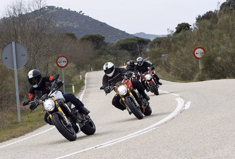 &iquest;C&oacute;mo dirigir una ruta en moto en grupo?