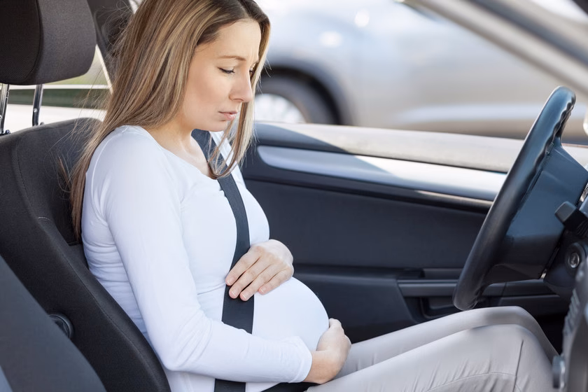 ¿Cuándo debe dejar de conducir una embarazada?