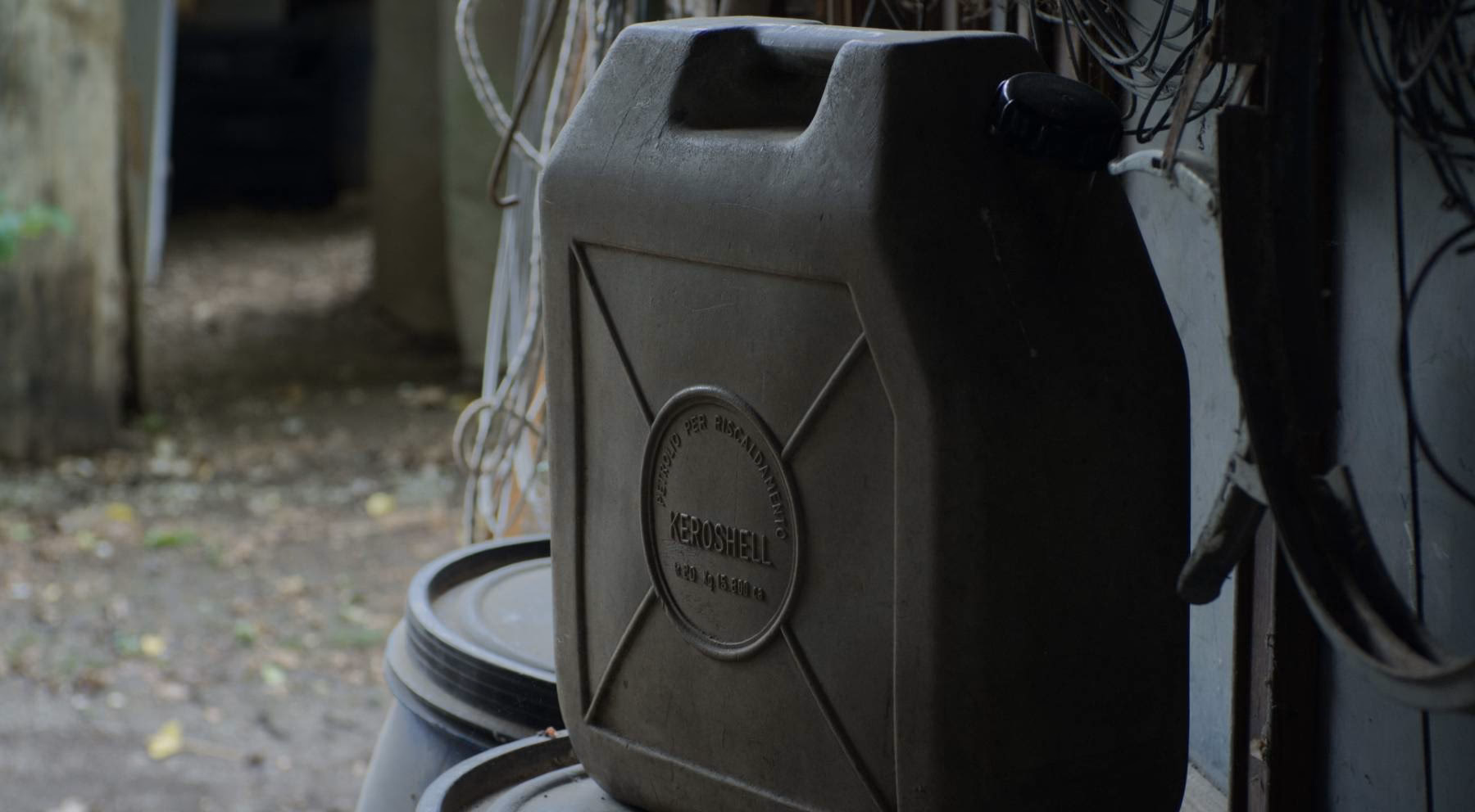 ¿Cuáles son los nombres de las partes del capó de un auto?