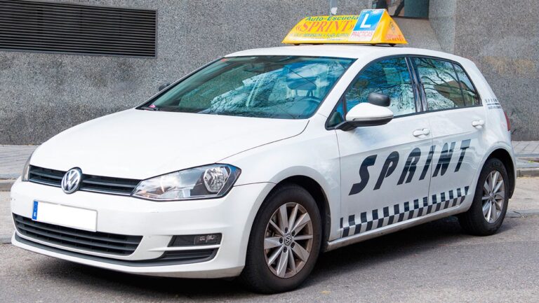 El Coche de Autoescuela Ideal: Gu&iacute;a Completa 2024