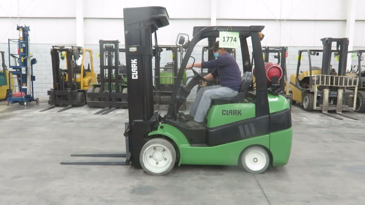 &iquest;Cu&aacute;l es la forma correcta de manejar un montacargas?