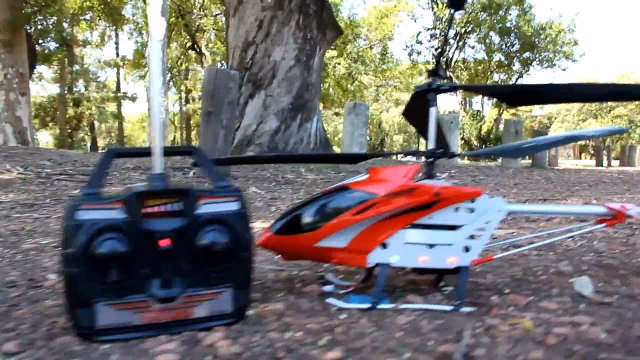 ¿Cómo funciona un helicóptero a control remoto?