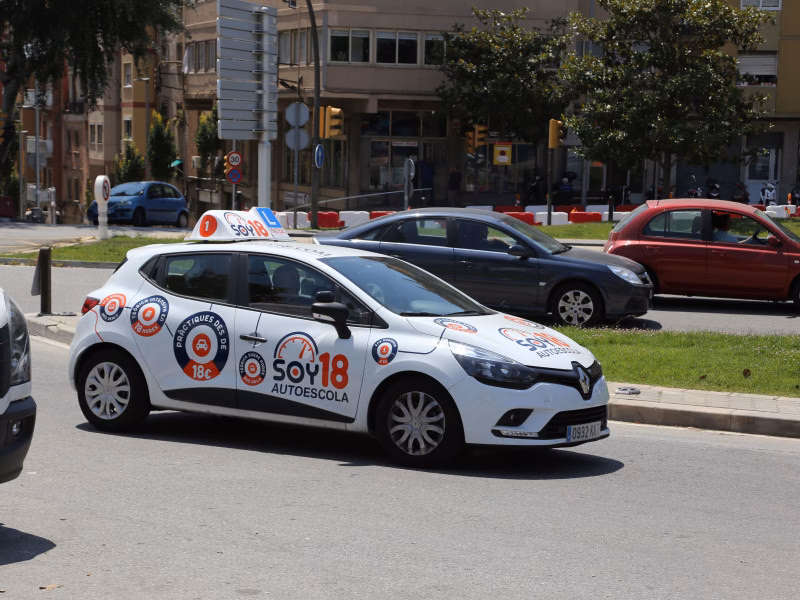 &iquest;Cu&aacute;ntos pedales tiene un coche de autoescuela?