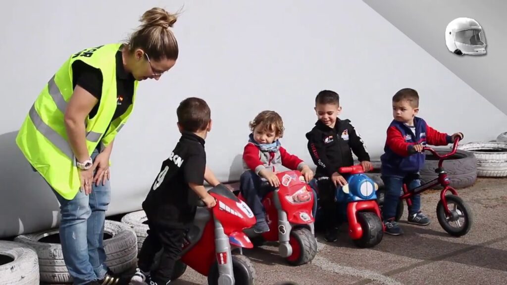 Niños en Moto: Guía de Edad y Seguridad