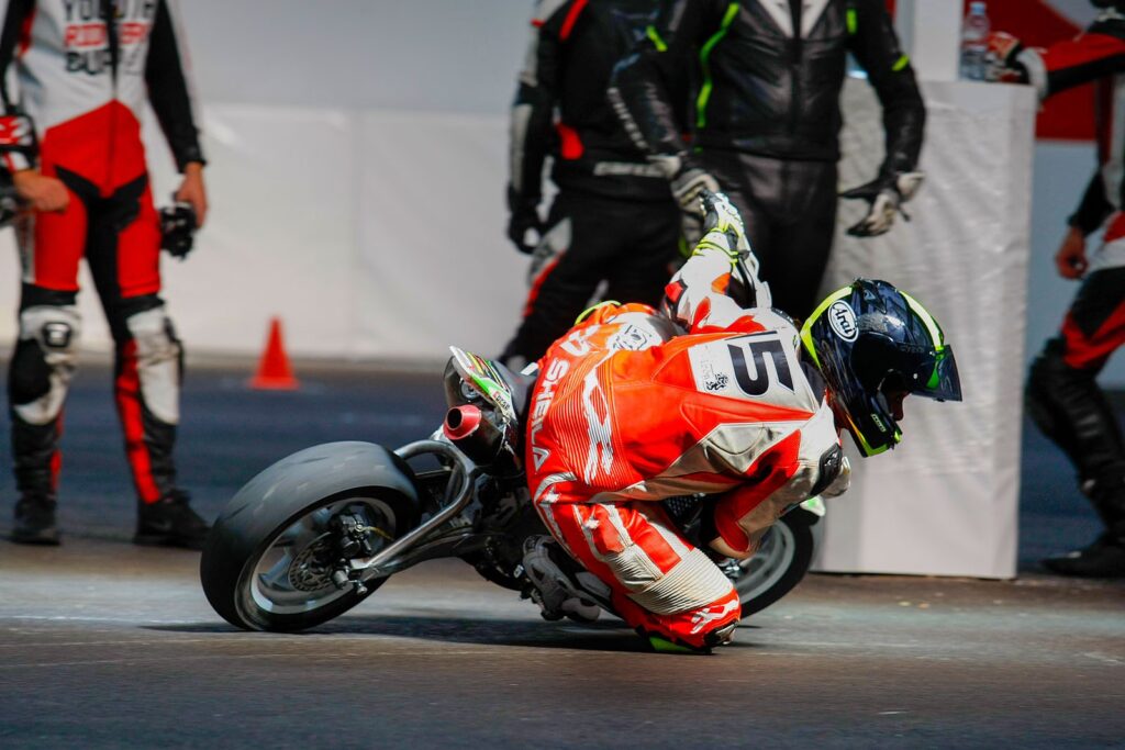 Domina la Moto Deportiva: Guía de Cursos y Costos