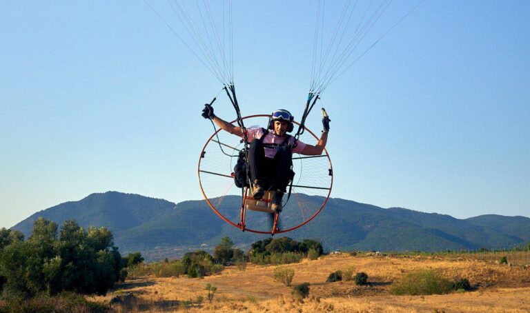 Aprender a Volar en Paramotor: Costos y Gu&iacute;a 2024