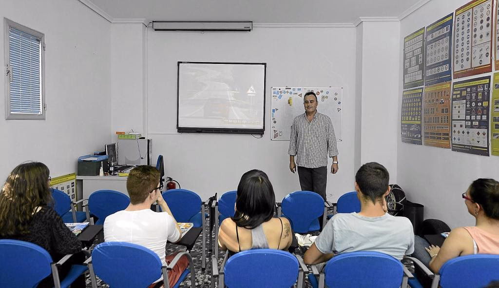 Guía del carnet: ¿Autoescuela o por libre?