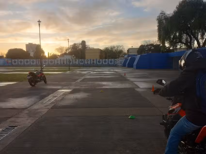 Maxi en 2 Ruedas (Instructor de Manejo en Moto)