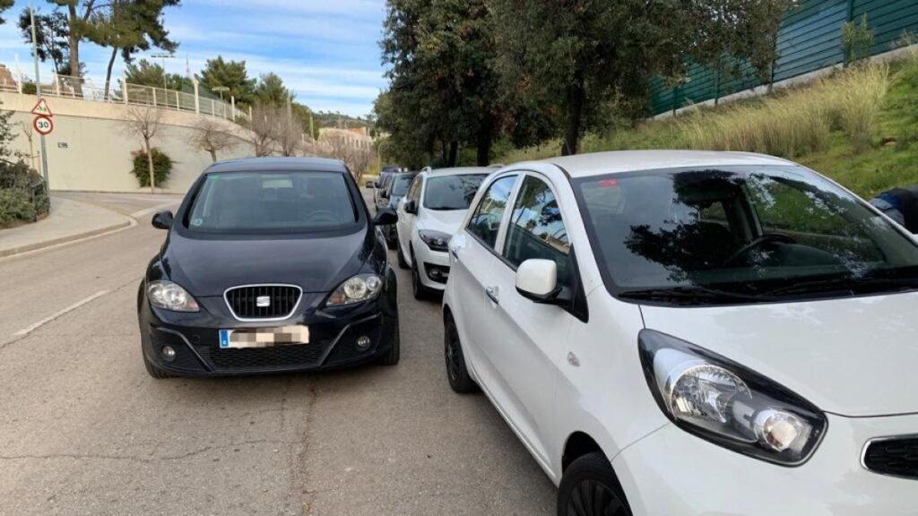 La Doble Fila: Guía para Evitar Multas de 200€