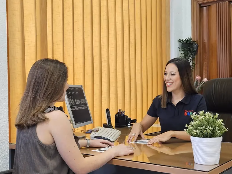 &iquest;Qu&eacute; hace una recepcionista de una escuela?