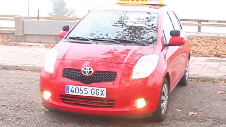 El Coche Perfecto para la Autoescuela: Gu&iacute;a 2024